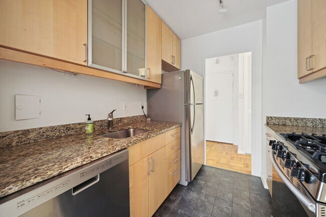 Building Photo - Walk to Georgetown! One Month Concession! Professionally Managed & Recently Renovated // 1 Bedroo...