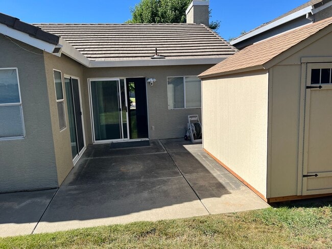 Building Photo - Cozy  Home