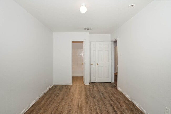 Building Photo - Comfort and Convenience of 3BD/2BA Duplex in Fort Worth!