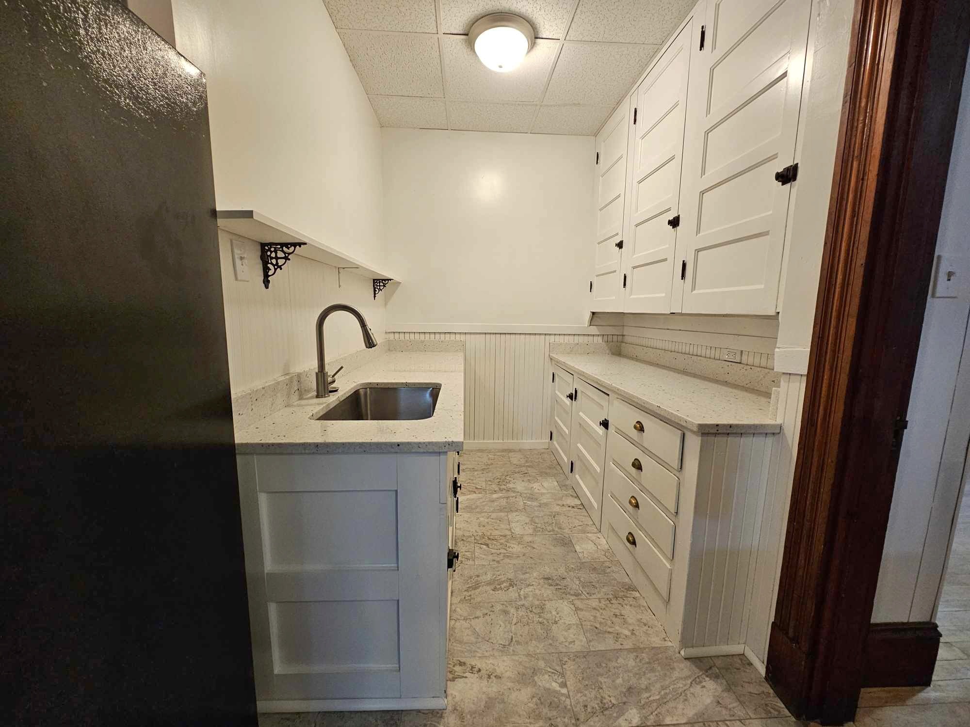 Beautiful white granite - 489 Lincoln St