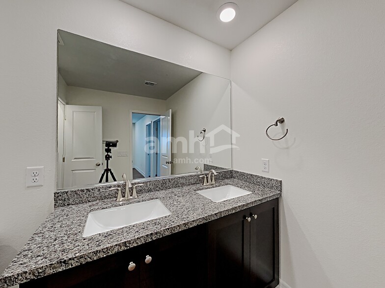 Building Photo - 5884 Petronius St