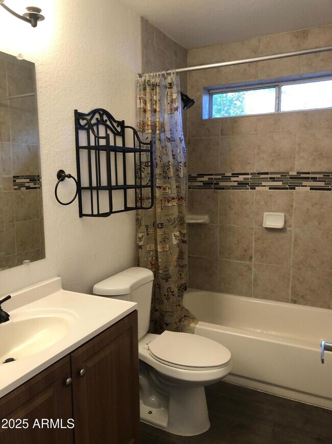 Building Photo - 735 E Baylor Ln