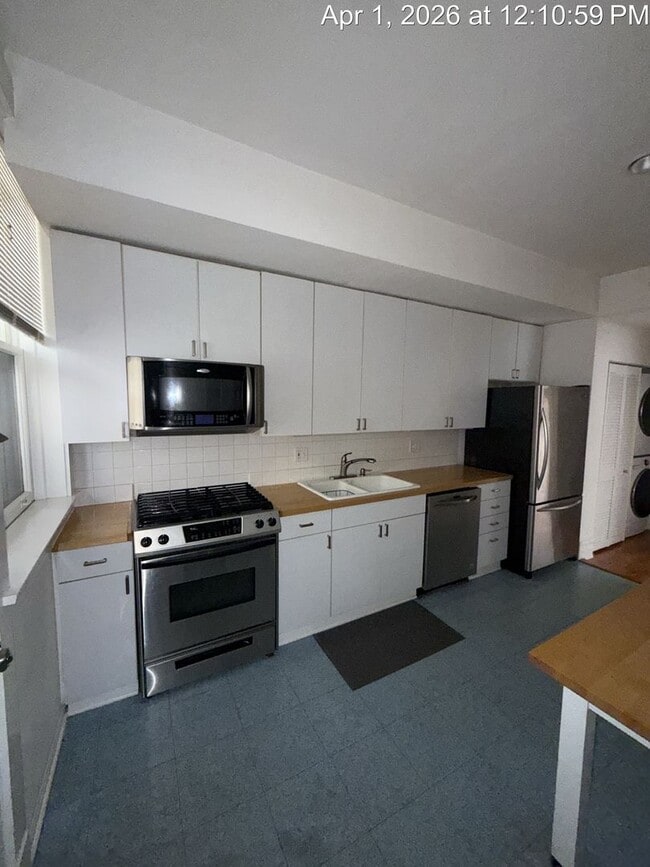 Building Photo - Stunning Top Floor 2 Bed, 2 Bath Condo Just Steps to the Lake