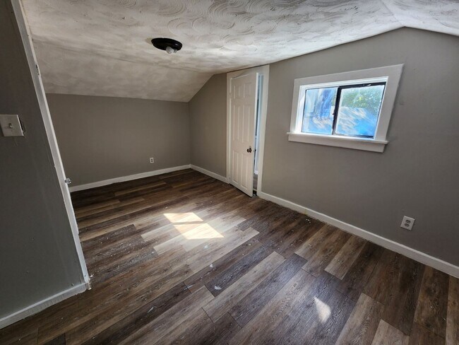 Building Photo - Two Bedroom Single Family Home!