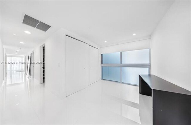 Building Photo - 2950 NE 188th St