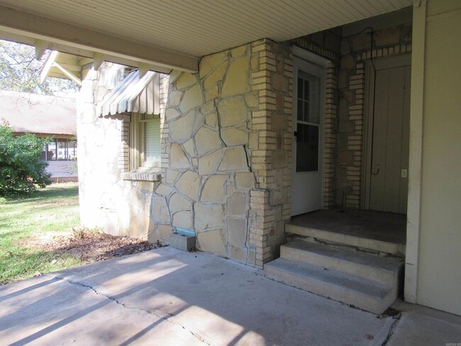 Building Photo - 405 E Main St