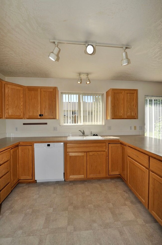 Building Photo - Broadmoore Community, 4 bed 2.5 bath