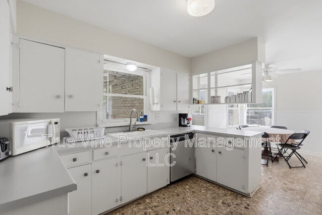 Building Photo - 2423 W Gramercy Pl
