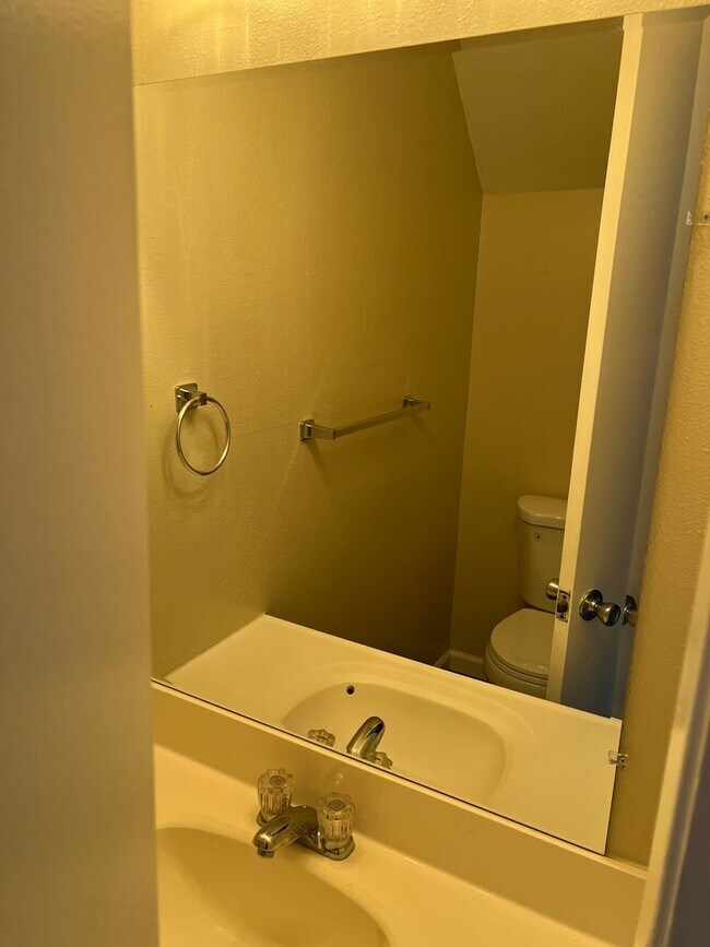 Building Photo - Beautiful 3Bd/1.5Ba Townhouse in a Highly Desirable Hayward Neighborhood!