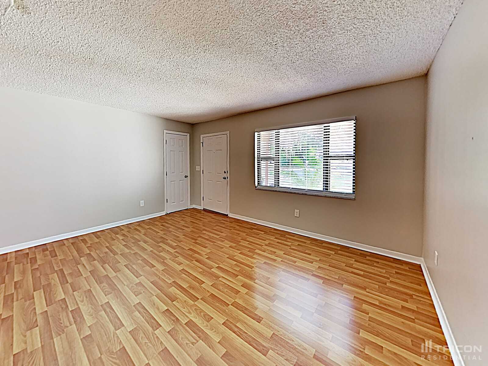 Building Photo - 402 E Clay Ave