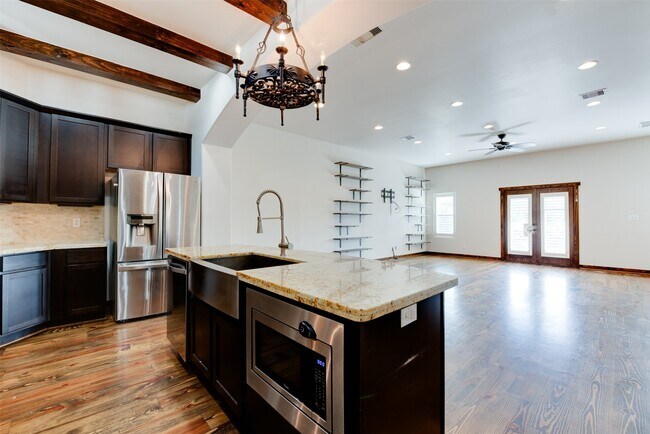 Building Photo - 905 W 22nd St