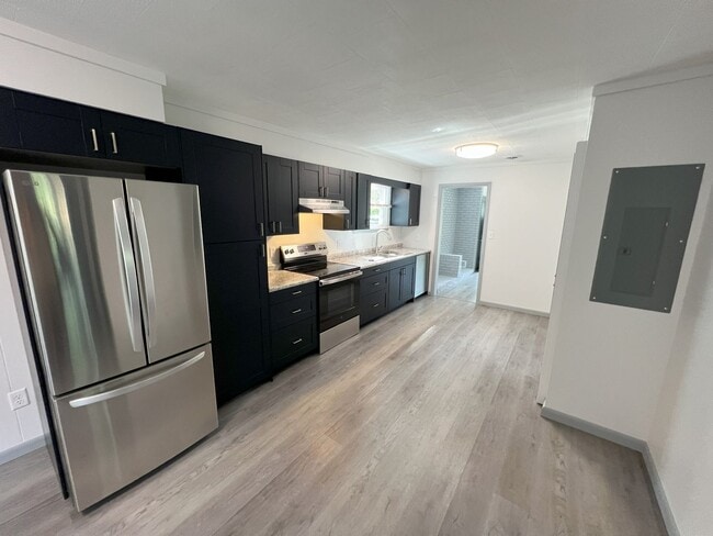 Building Photo - NEWLY REMODELED 3 BEDROOM HOME NEAR CIVIC ...