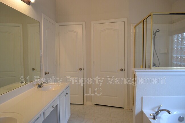 Building Photo - 5404 Briarwood Dr