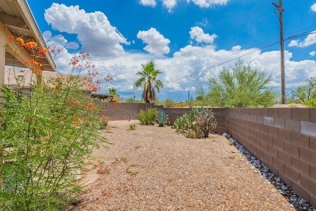 Building Photo - 9746 E Sascha St