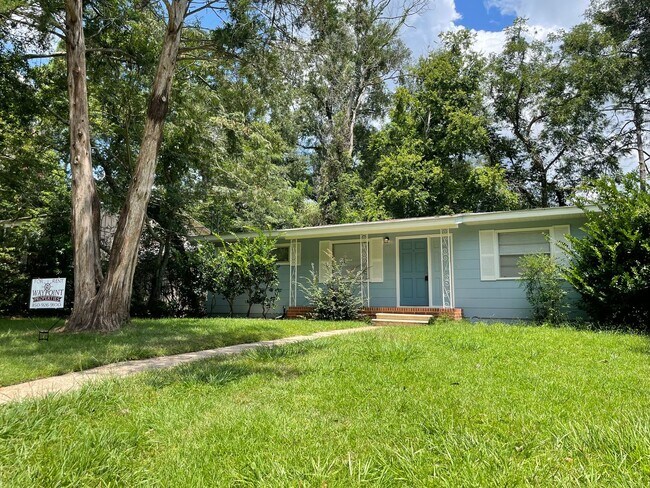 Building Photo - Fall Into Comfort! Spacious 3BR/2BA Upstai...
