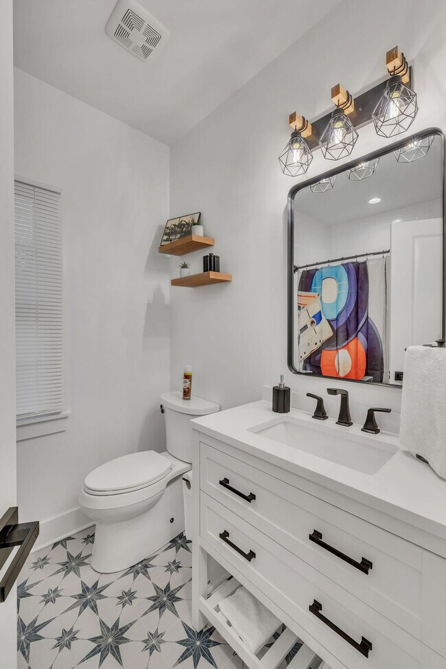 Building Photo - 1331 4th Ave N