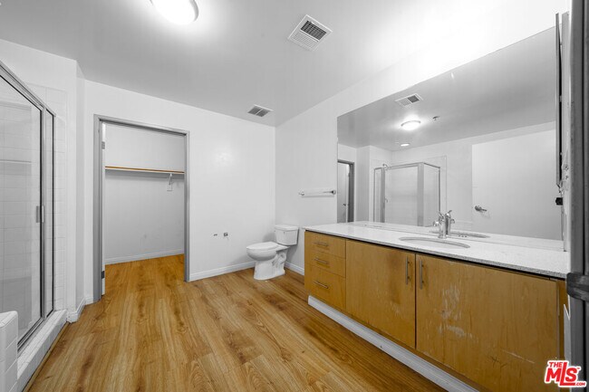 Building Photo - 1130 Flower St