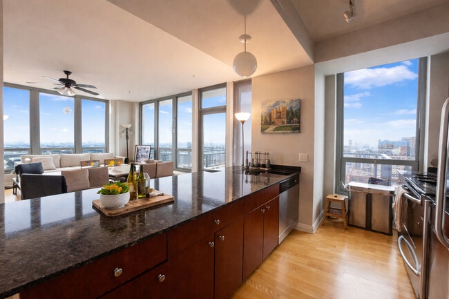 Building Photo - 565 W Quincy St