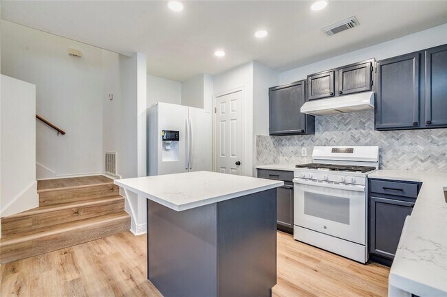 Building Photo - 1106 Hughmont Dr
