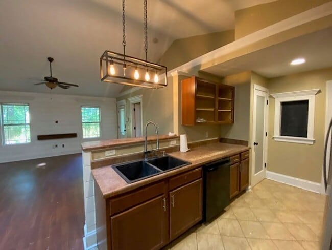 Building Photo - Welcome to this stunning 3-bedroom, 2-bath...