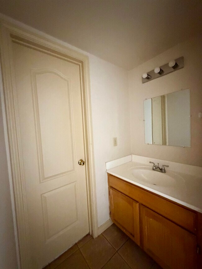 Building Photo - 419 W Eistetter St