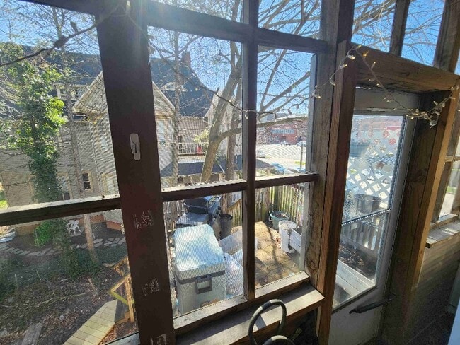 Building Photo - 496 Linden Ave