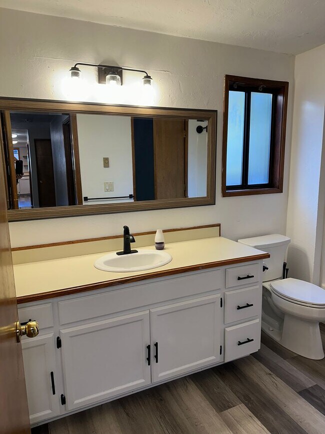 Building Photo - Updated 3 bedroom 1.5 bath house in Eugene!