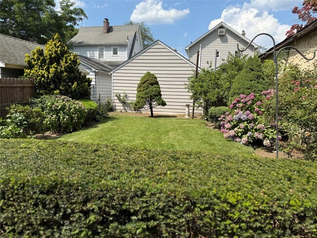 Building Photo - 1074 Hunter Ave