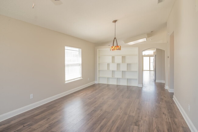 Building Photo - 878 S Lilac Loop