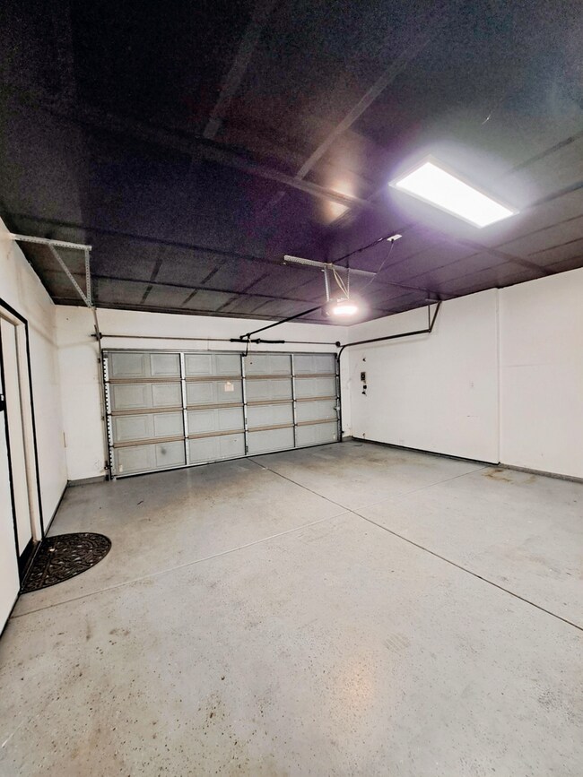 Building Photo - Comfortable Two-Story 4BR Home in Fresno!