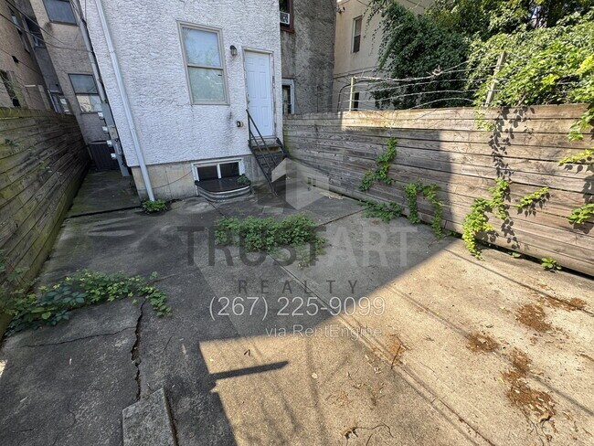 Building Photo - 1609 W Diamond St