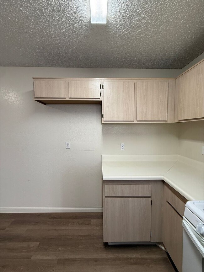 Building Photo - Downstairs Corner Condo in the Gated Commu...