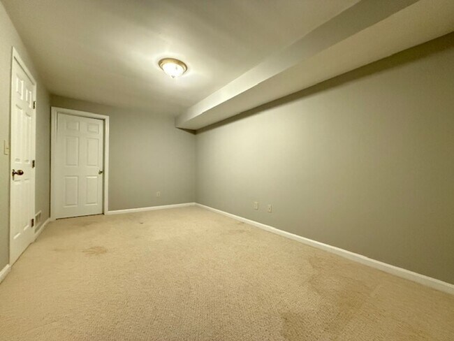 Building Photo - Triple Crown 2 bed 2 1/2 bath