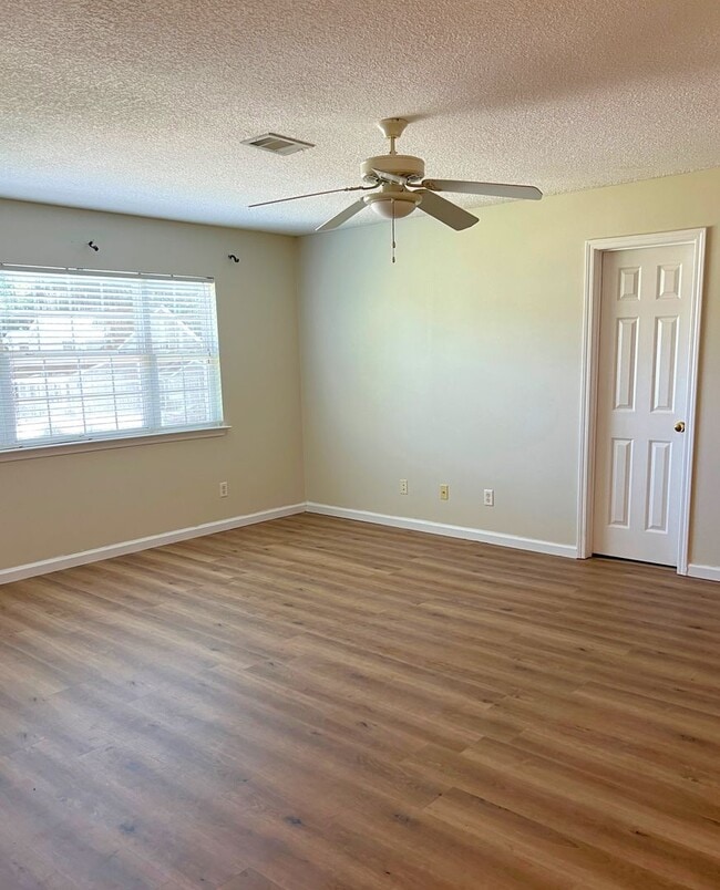Building Photo - Spacious 4-Bedroom Home with Loft & Flex r...