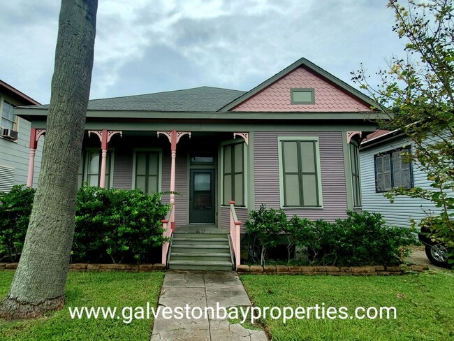 Primary Photo - Large one story 3 bedroom Victorian cottage
