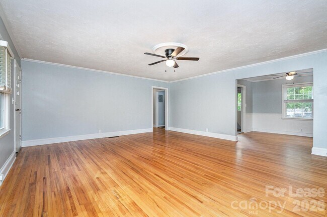 Building Photo - 1005 Home Trail