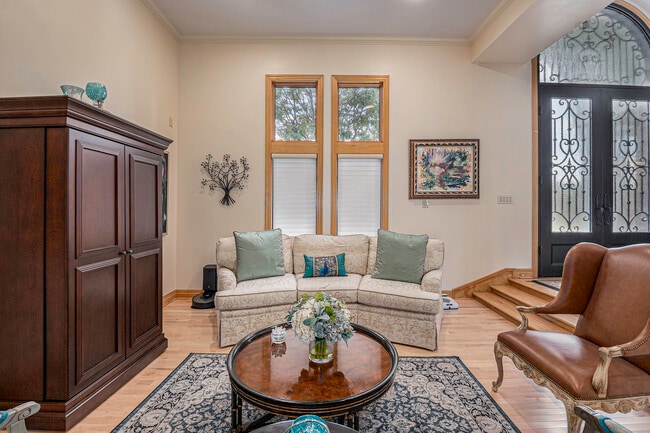 Building Photo - 811 Western Hills Dr