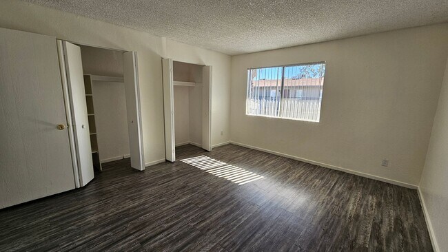 Building Photo - 1 month FREE RENT!* 2 bedroom 1 bath apartment home!