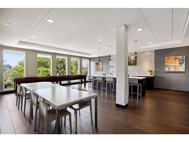 Building Photo - 401 SE Main St