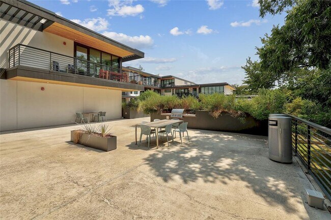 Building Photo - 1600 S 1st St