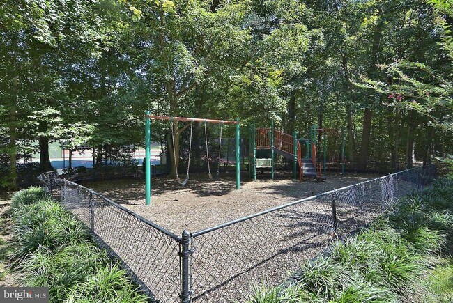 Building Photo - 2708 Summerview Way
