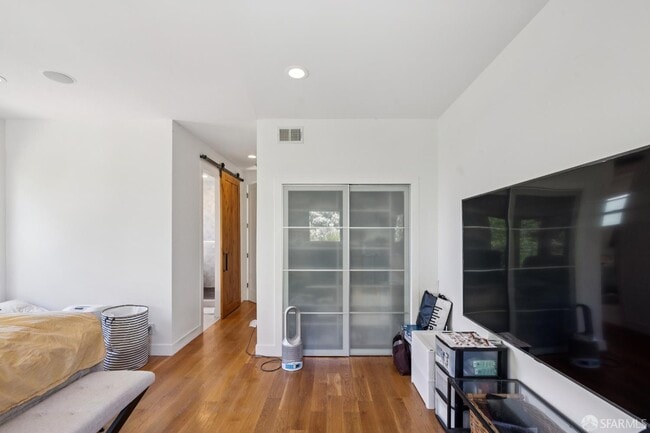 Building Photo - 568 29th St