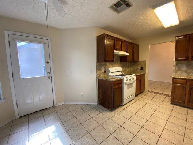 Building Photo - 1903 Balsam Way