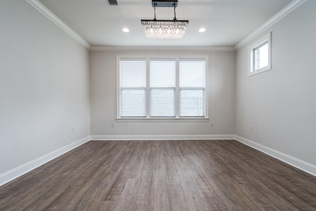 Building Photo - 718 Woods Dr