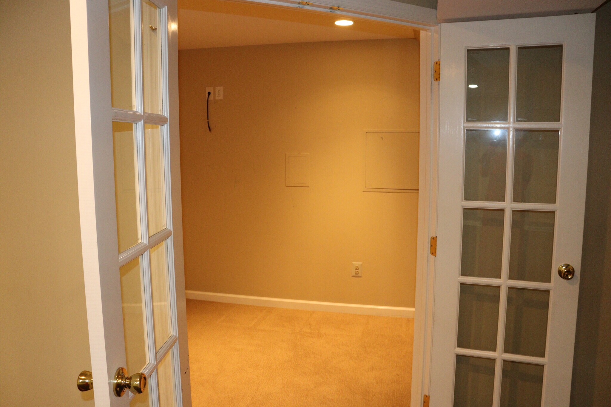 Building Photo - 323 Country Club Dr