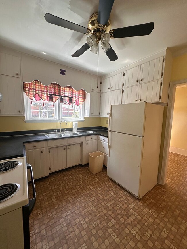 Building Photo - 3 Bed 2 Bath Brick Home with Fenced in Backyard and Additional Living Space
