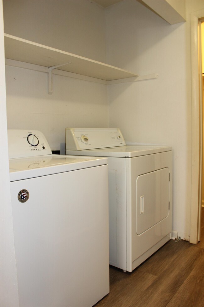 Building Photo - 409 Westwood Dr