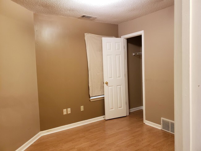 Building Photo - 7805 Shadowland Dr