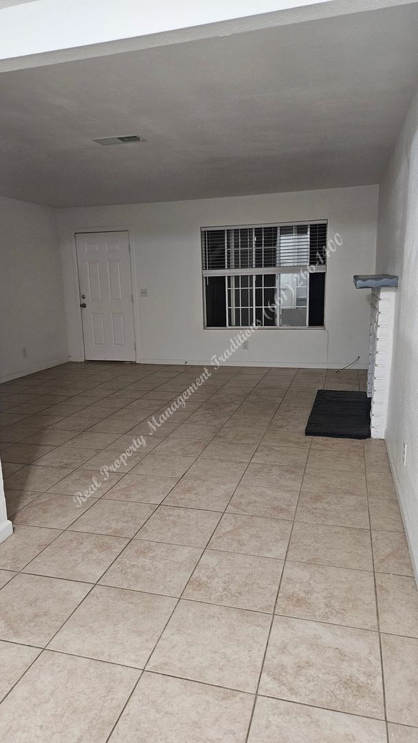 Building Photo - *** Please call us @ 661-266-1400 for information on availability, showings and applications proc...