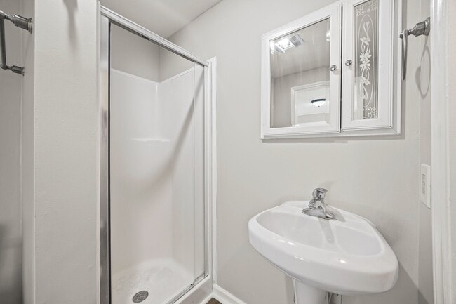 Building Photo - Freshly painted 3-bed, 2-bath home in the firestone are of Gastonia!